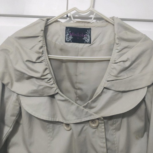 Beige trench coat with unique collar Medium in excellent condition