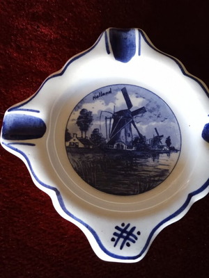 Delft Blue Porcelain Ashtray hand painted, like new, made in Holland