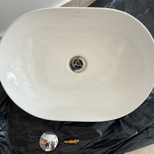 Agl Oval Bathroom Sink like new, porcelain, 49x36 cm