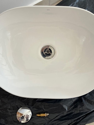 Agl Oval Bathroom Sink like new, porcelain, 49x36 cm