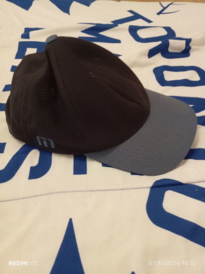 Men's cap in excellent condition, black and blue