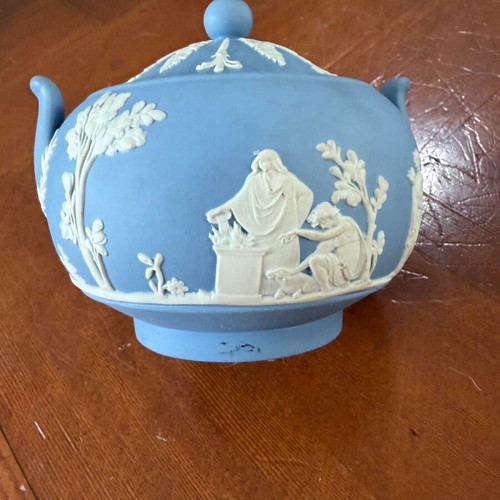 Wedgwood sugar bowl like new, 11 cm diameter