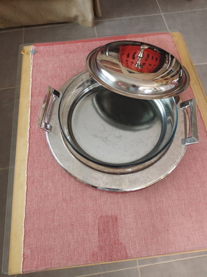 Serving tray with Pyrex, like new