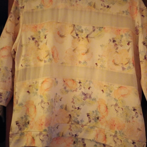 Pull and Bear floral blouse like new, polyester spring