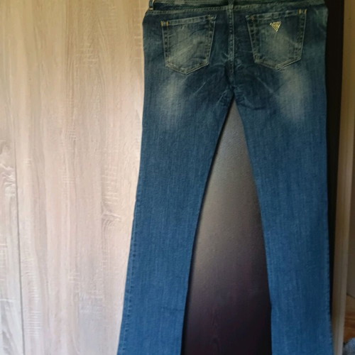 Guess jeans size 25 with slightly tapered side
