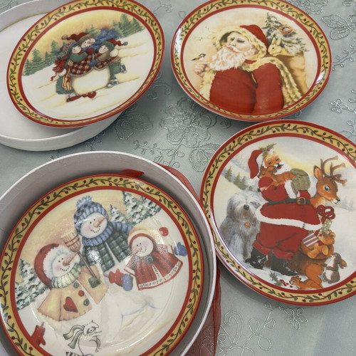Christmas collectible plates like new