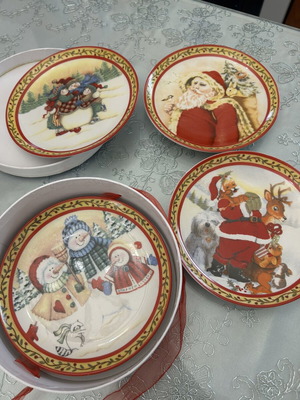 Christmas collectible plates like new