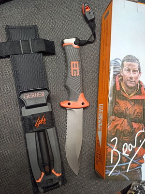 Bear Grylls survival knife with sheath and fire starter