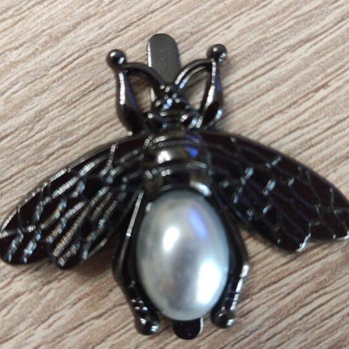 Decorative metal bee with pearl new, black nickel