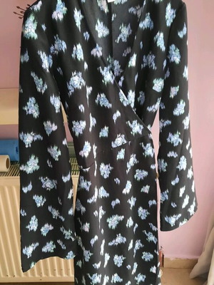 Κρουαζέ φόρεμα midi floral με ζώνη μαύρο H&M καινούργιο