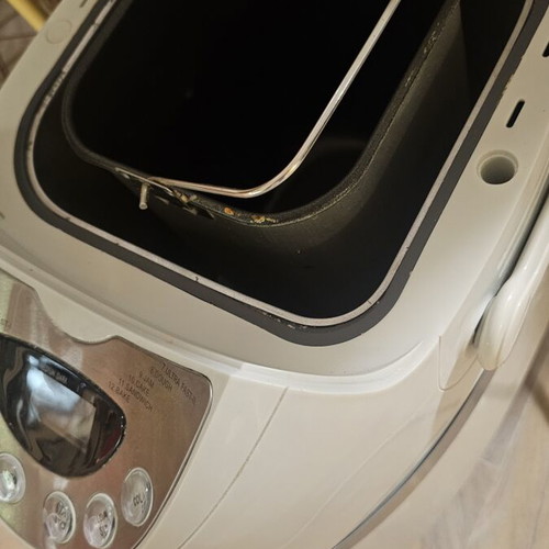 Izzy bread maker with multiple baking programs