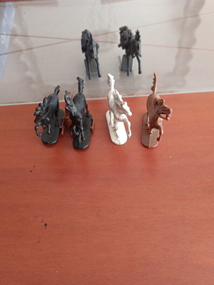 Set of 6 horse figures used