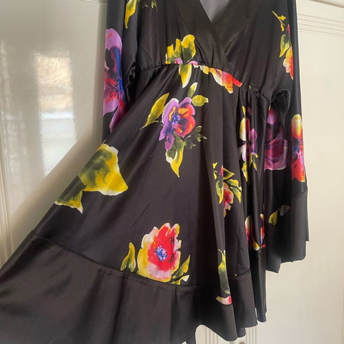 Satin floral dress like new, size M, Hype, black multicolor