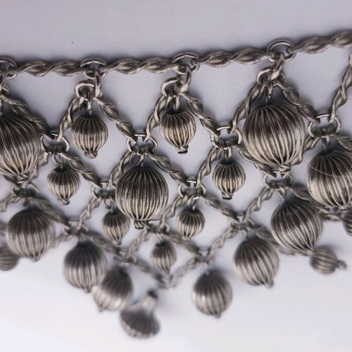 Women's necklace modern silver color like new