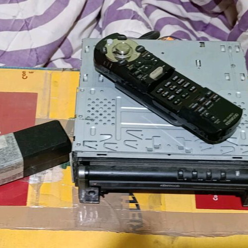 Kenwood 1DIN screen like new with remote control
