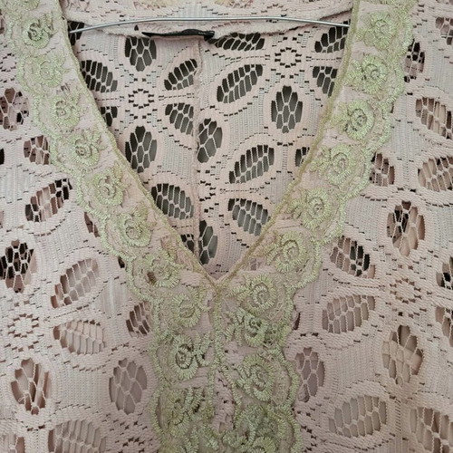Be You No M/L dress pink, like new, with unique sleeve