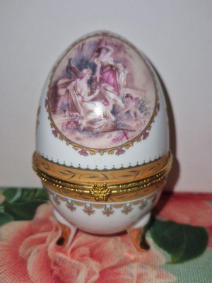 Limoge porcelain decorative egg like new, collectible