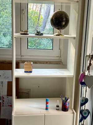 Βιβλιοθήκη λακαριστή λευκή με ντουλάπι σαν καινούργιο