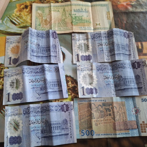 Foreign banknotes used, lot of 7 including Libyan dinars and Syrian pounds