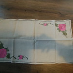 Table linens set of 2 doilies and 2 napkins in excellent condition