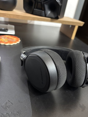 Steelseries headphones with microphone like new, wired