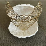 Statement necklace new with elegant cutout design