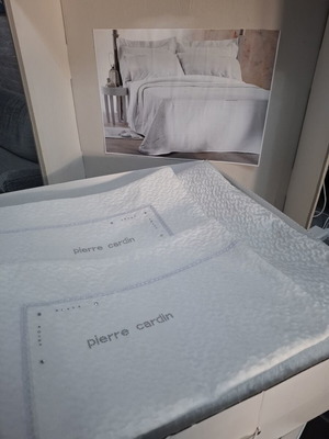 Σετ κουβερλί Pierre Cardin 230x250 με 2 μαξιλαροθήκες και κρύσταλλα Swarovski σαν καινούργιο