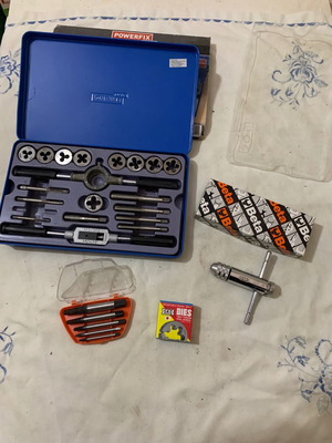 Set of collets and dies used with Powerfix metal case