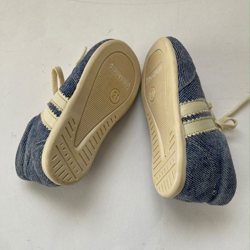 Babywalker sneakers size 21 like new, classic vintage style
