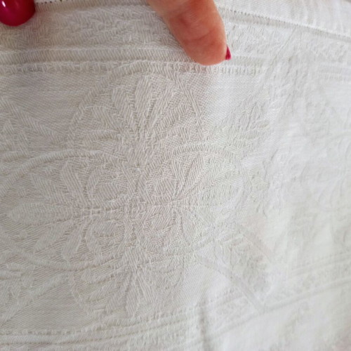 White tablecloth set with 12 large embroidered napkins like new