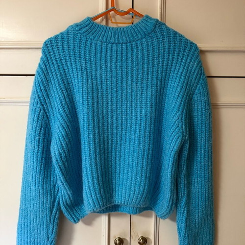 Zara short knitted sweater turquoise with choker and V neckline new