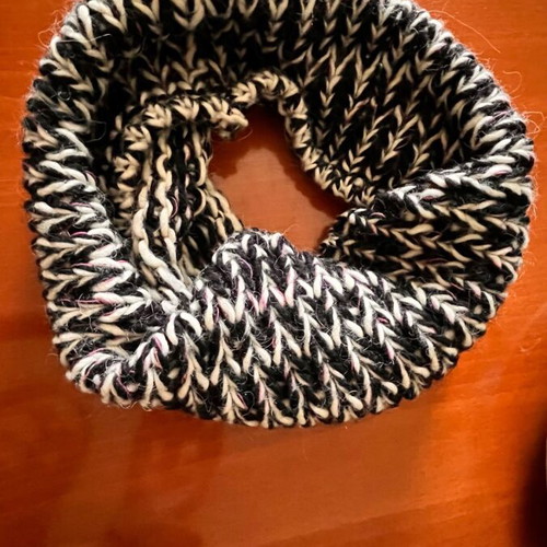 Benetton neck scarf like new, black and white with pink tones