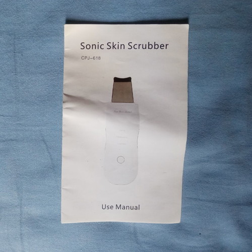 Ultrasonic facial cleansing and tightening device with spatula