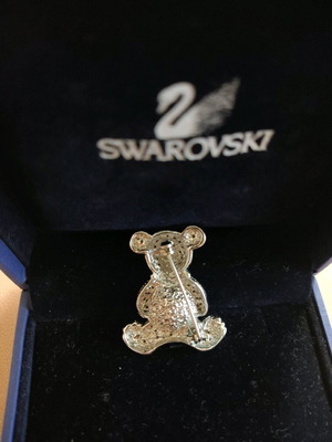 Swarovski teddy bear pin new, silver