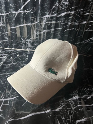 Шапка Lacoste като нова, бяла