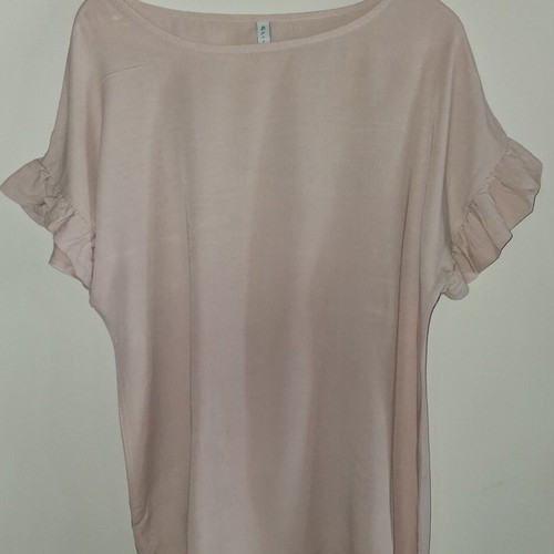 Blouse powder pink with round neckline and ruffle sleeves like new