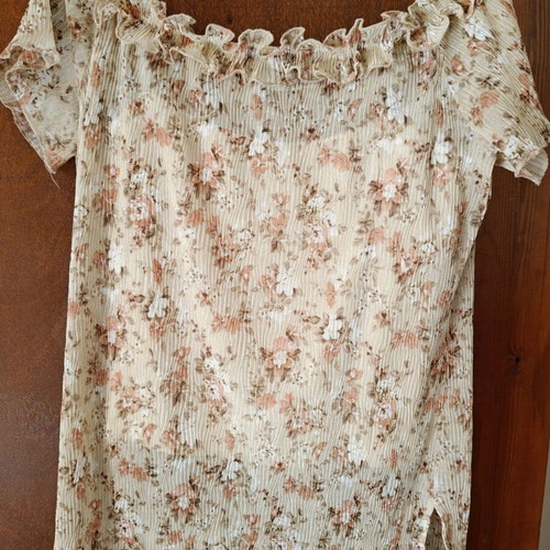 Women's floral off-shoulder top like new, size M-L, beige pink