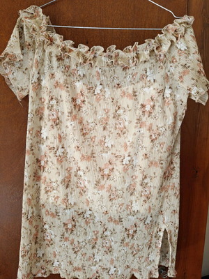 Women's floral off-shoulder top like new, size M-L, beige pink