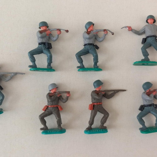 Timpo World War II figures set of 7 used