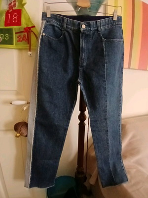Stella McCartney cropped denim jeans like new with faded side stripe