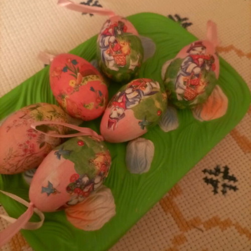 Small platter 20x12 cm like new with paper hanging eggs