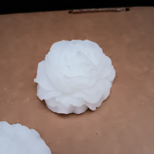 Rose-shaped candle set of 3 like new