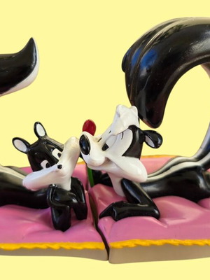 Συλλεκτικές φιγούρες Pepe Le Pew & Penelope Looney Tunes σαν καινούργιο