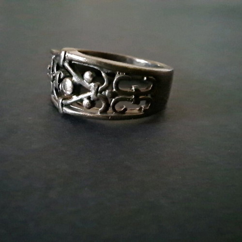Metal ring like new with intricate decorative pattern