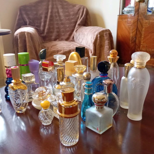 Set of 48 women's perfume bottles, empty and partially filled