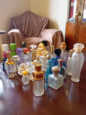 Set of 48 women's perfume bottles, empty and partially filled