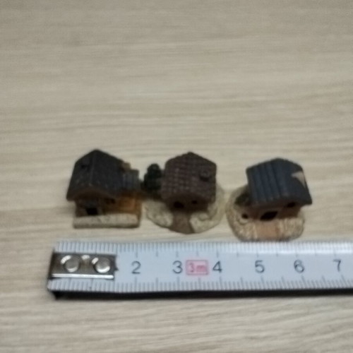 Miniature houses new, set of 3 pieces made of resin