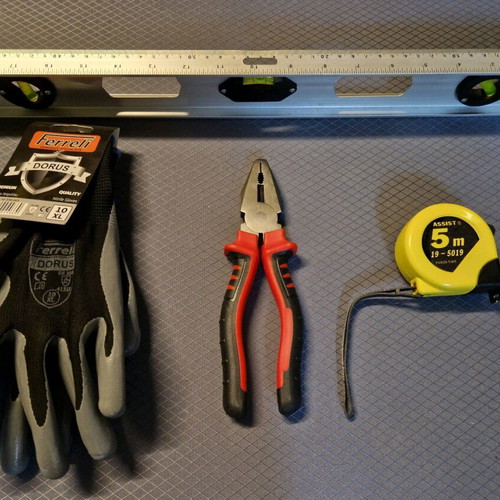 Set of 4 tools new with pliers, level, tape measure and nitrile gloves