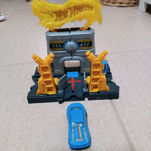 Hotwheels track with toy car like new