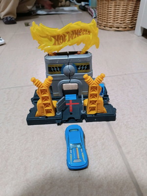 Hotwheels track with toy car like new